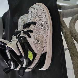 Jordan 1 Mid SE preschool shoes black/white/volt 7c